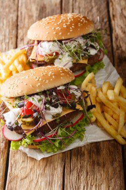 Taze sebze, mikro yeşil, çedar peyniri ve y ile Burgers