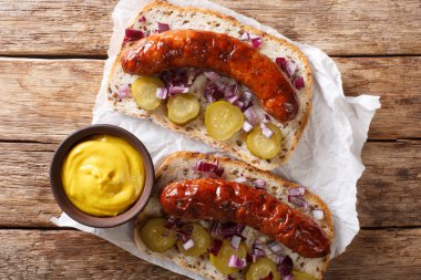 Izgara sosis, salatalık turşusu, soğan ile açık sandviç