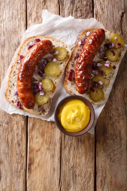 Izgara sosis, salatalık turşusu ile Avusturya sandviç, üzerinde