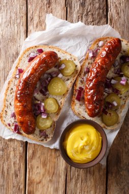 Izgara sosis, salatalık turşusu, soğan ile açık sandviç