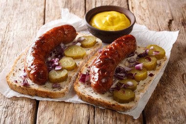 Izgara sosis, salatalık turşusu ile Rustik tarzı sandviçler