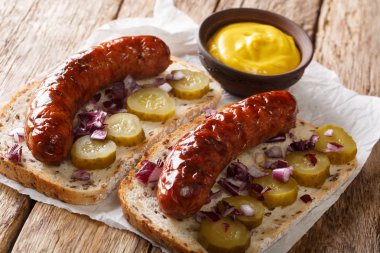 ızgara sosis ile Avusturya geleneksel sandviç, c turşusu