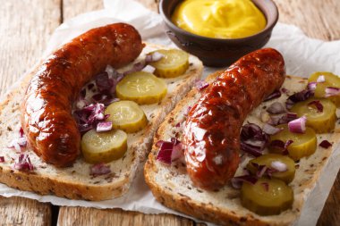 Izgara sosis, salatalık turşusu, soğan ile lezzetli tost