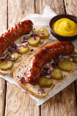 Izgara sosis, salatalık turşusu ile Avusturya sandviç, üzerinde