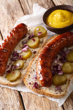 Izgara sosis, salatalık turşusu, soğan ile açık sandviç
