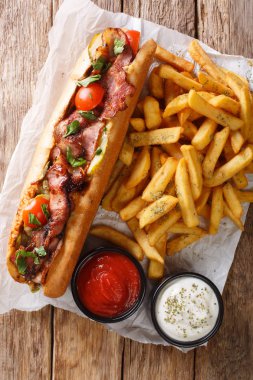 Kızarmış pastırma, sebze, patates kızartması ve Amerikan sosisli 