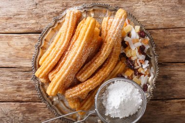 Pudra şekeri ve şekerlenmiş meyve c ile lezzetli ev yapımı churros