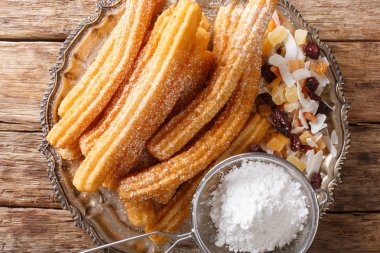 Churros şeker ile toz bir altın ve gevrek kızarmış hamur işleri vardır