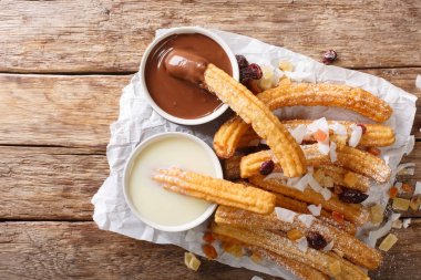 Taze sıcak çikolata ve yoğunlaştırılmış süt c ile sıcak churros yapılan