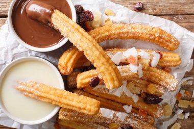 Derin yağda kızartılmış tatlı churros sıcak çikolata ve yoğunlaştırılmış ile servis