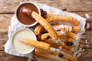 İspanyol tatlı churros sıcak çikolata ve yoğunlaştırılmış ile servis 