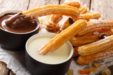 İspanyol tatlı churros sıcak çikolata ve yoğunlaştırılmış ile servis 