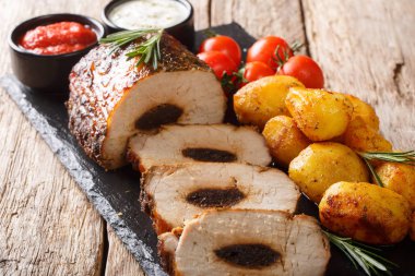 Yeni patates ve sau ile erik ile doldurulmuş Şenlikli pişmiş domuz eti