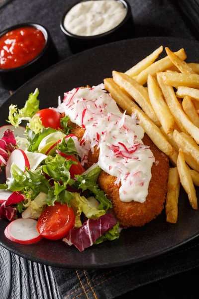 Pollock frito em pão com batatas fritas e clos de salada fresca — Fotografia de Stock