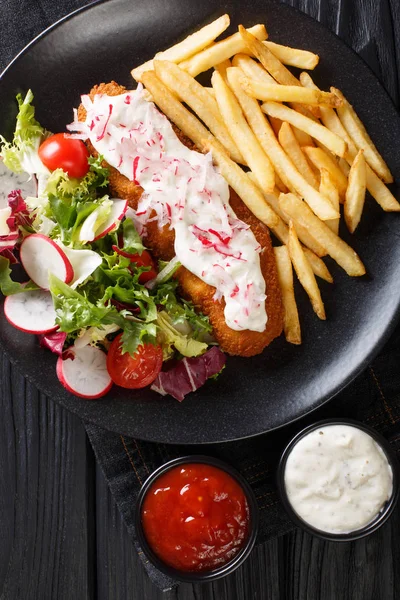 Almoço menu pollock frito com batatas fritas e salada fresca perto — Fotografia de Stock