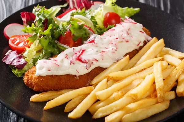 Peixe em panificação com um prato de batatas fritas e sala fresca — Fotografia de Stock