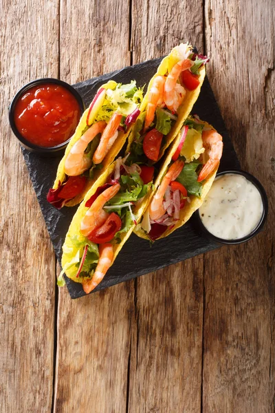 Crispy corn tacos with seafood fresh vegetables and sauces close — Stock Photo, Image