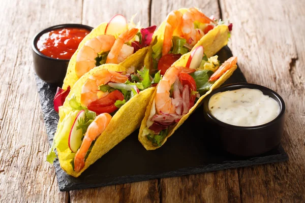 Tacos stuffed with shrimps, fresh vegetables and sauces close-up — Stock Photo, Image