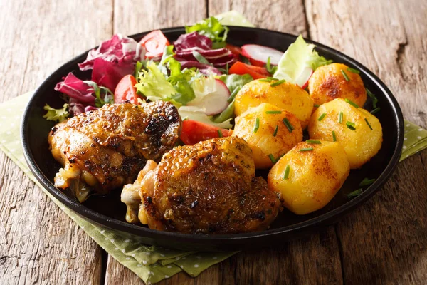 Portion Hähnchenschenkel mit neuen Kartoffeln und frischem Salatklos — Stockfoto