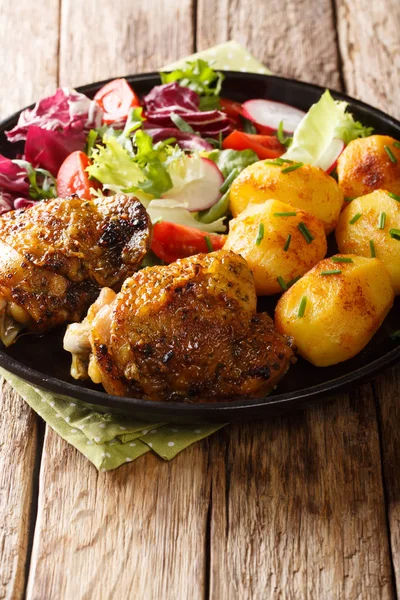 Delicious chicken thighs served with young potatoes and fresh sa — Stock Photo, Image