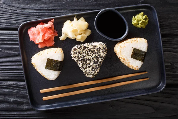 Japanischer Onigiri mit Ingwer, Wasabi und Sauce in Nahaufnahme — Stockfoto