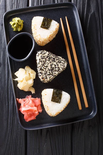 Onigiri japonés servido con jengibre, wasabi y salsa de cerca o — Foto de Stock