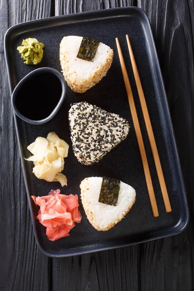 Onigiri Sushi-Rollen mit Ingwer, Wasabi und Sauce in Nahaufnahme — Stockfoto