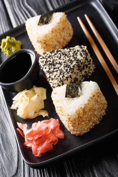 Japanischer Onigiri mit Ingwer, Wasabi und Sauce in Nahaufnahme — Stockfoto