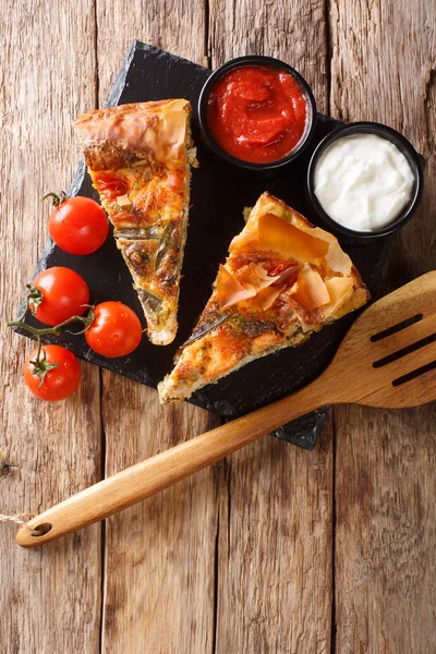 Deliciosa torta recheada com salmão, tomate, queijo e ervas cl — Fotografia de Stock