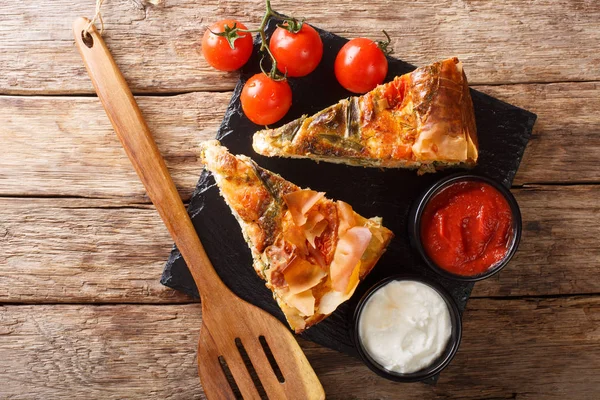Delicious pie stuffed with salmon, tomatoes, cheese and herbs cl — Stock Photo, Image