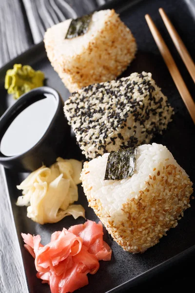 Onigiri Sushi-Rollen mit Ingwer, Wasabi und Sauce in Nahaufnahme — Stockfoto