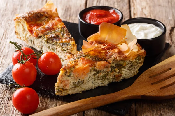 Torta recém-assada com salmão, tomate, queijo e ervas fechar - — Fotografia de Stock