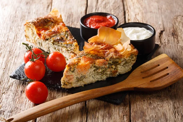 Ψαροπίτα με ντομάτες, τυρί και βότανα σε κοντινό. Οριζόντια — Φωτογραφία Αρχείου