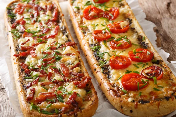 Närbild pizza smörgåsar med bacon, champinjoner, tomater och CH — Stockfoto