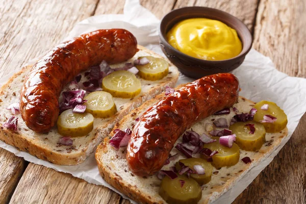 ızgara sosis ile Avusturya geleneksel sandviç, c turşusu