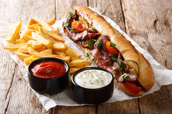 Traditionele pittige hotdog met gebakken spek, groenten, Franse f — Stockfoto