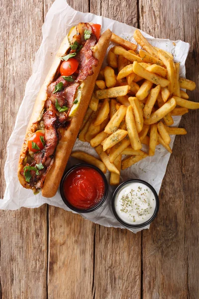 Cachorro quente de estilo rústico com bacon e legumes servidos com francês — Fotografia de Stock