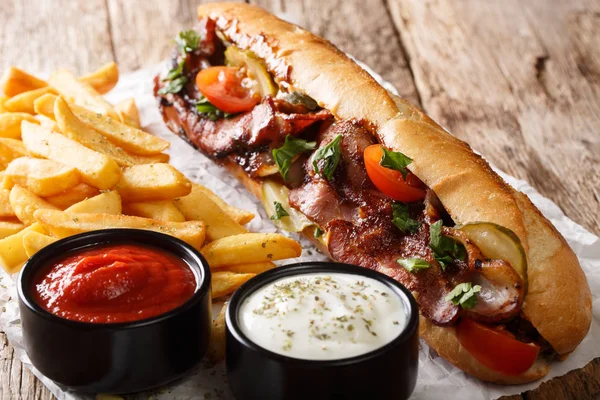 Homemade sandwich with bacon and vegetables served with french f — Stock Photo, Image