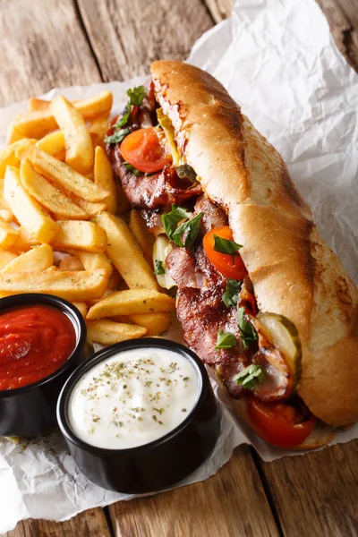 Pyszne Hot Dog z boczkiem i warzywami serwowane z francuskim f — Zdjęcie stockowe