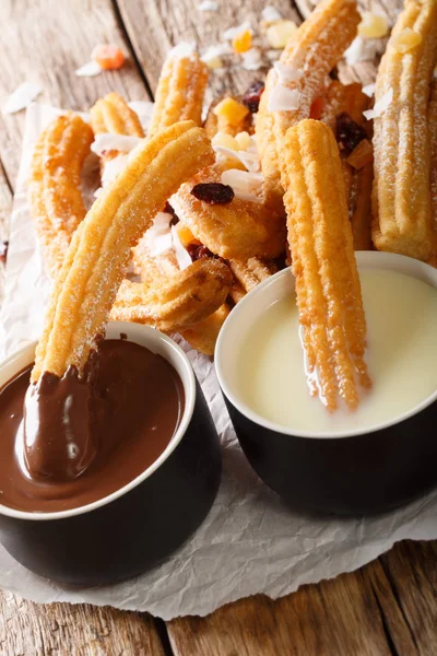 Churros tradicionais com chocolate quente e leite condensado perto - — Fotografia de Stock