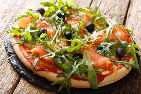 Wykwintna Włoska Pizza z łososiem, arugula, czarne oliwki i moz — Zdjęcie stockowe