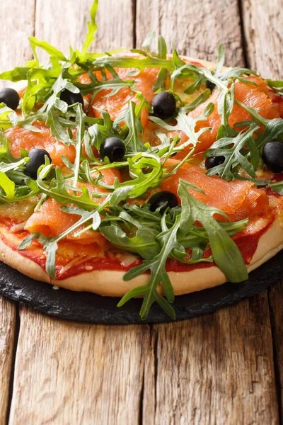 塩漬けサーモン、新鮮なルッコラ、オリーブの自家製イタリアンピザ — ストック写真