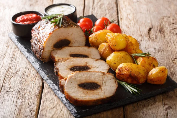 구운 새로운 감자와 소스와 자두로 속을 채부 매운 돼지 고기 — 스톡 사진