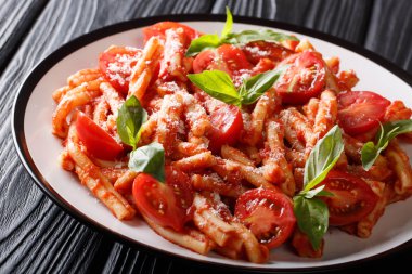 Baharatlı domates soslu Casarecce makarna, parmesan ve fesleğen ile