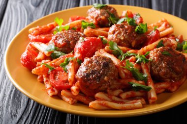 Toma et topları, otlar ve peynir ile Makarna Casarecce tarifi