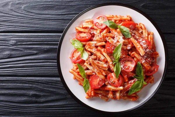 Portie smakelijke Casarecce pasta met tomatensaus, kaas en b — Stockfoto