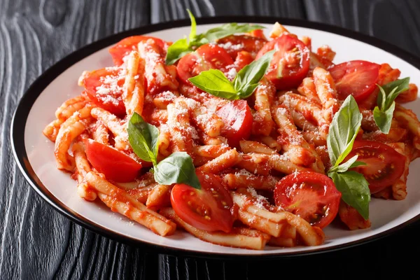 Итальянская кухня, классический рецепт пасты с томатным соусом, пармеза — стоковое фото