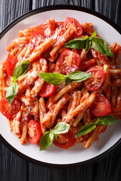 Итальянская кухня, классический рецепт пасты с томатным соусом, пармеза — стоковое фото