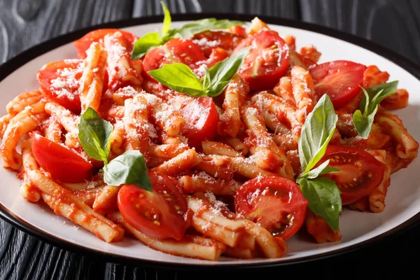 Pasta Casarecce recién cocida con salsa de tomate, parmesano y b —  Fotos de Stock