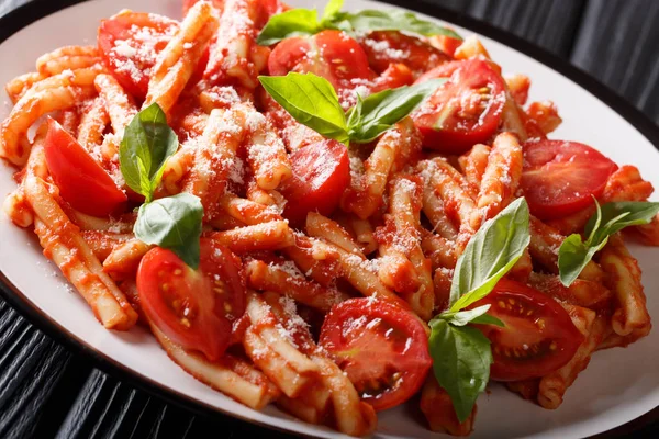Pasta italiana tradicional Casarecce con salsa de tomate, parmesano —  Fotos de Stock